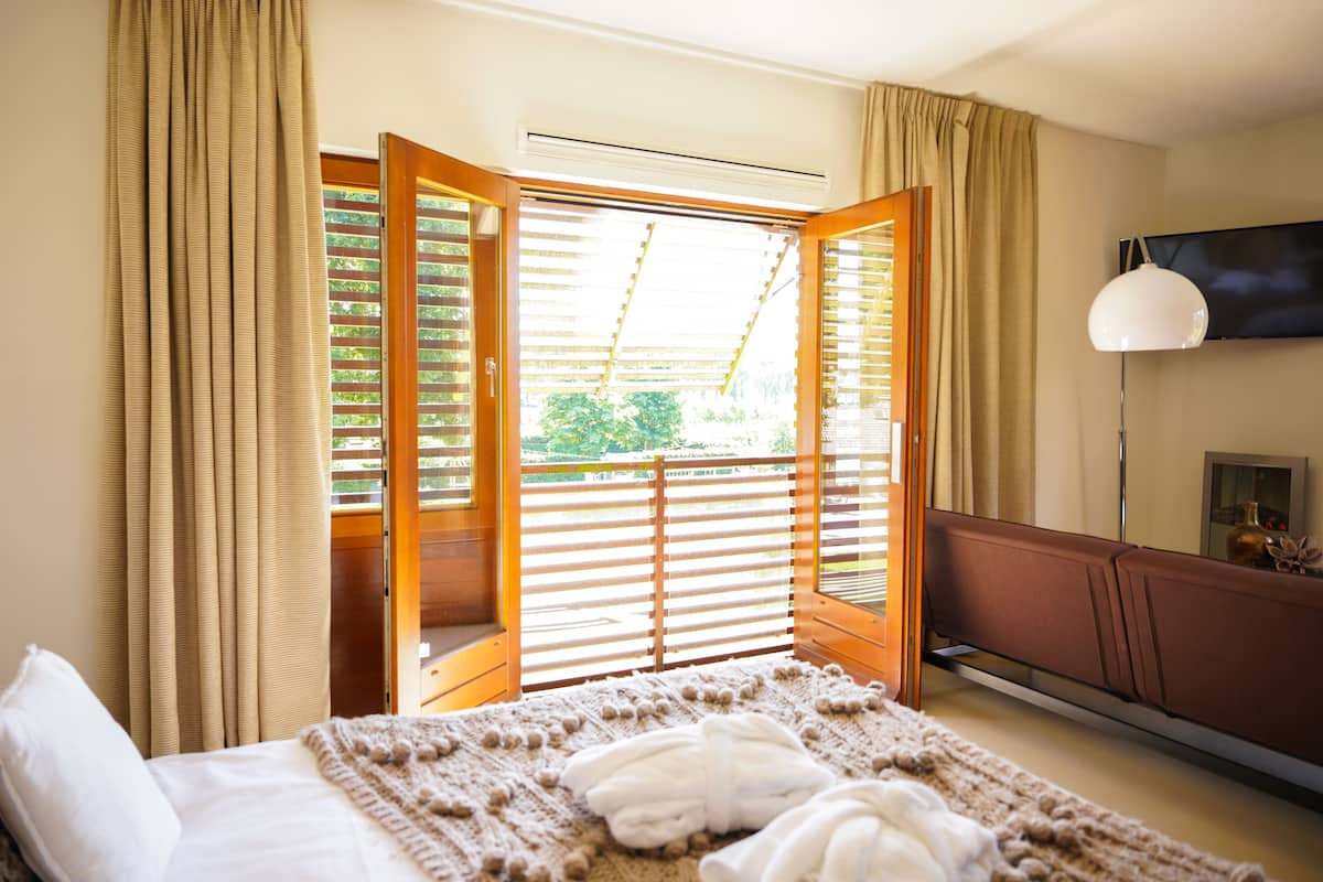 executive room | 1 bedroom, in-room safe, desk, laptop workspace