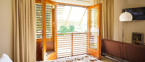 Caja de seguridad en la habitación y escritorio