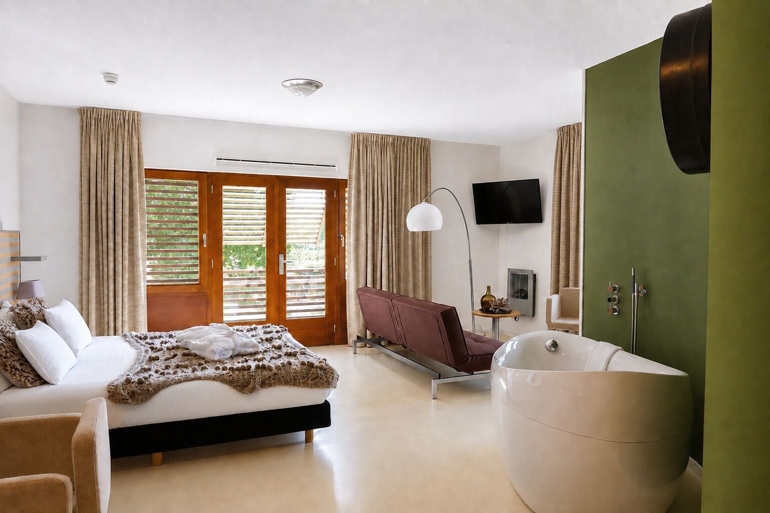 Habitación ejecutiva | Caja fuerte, escritorio, espacio para trabajar con un portátil