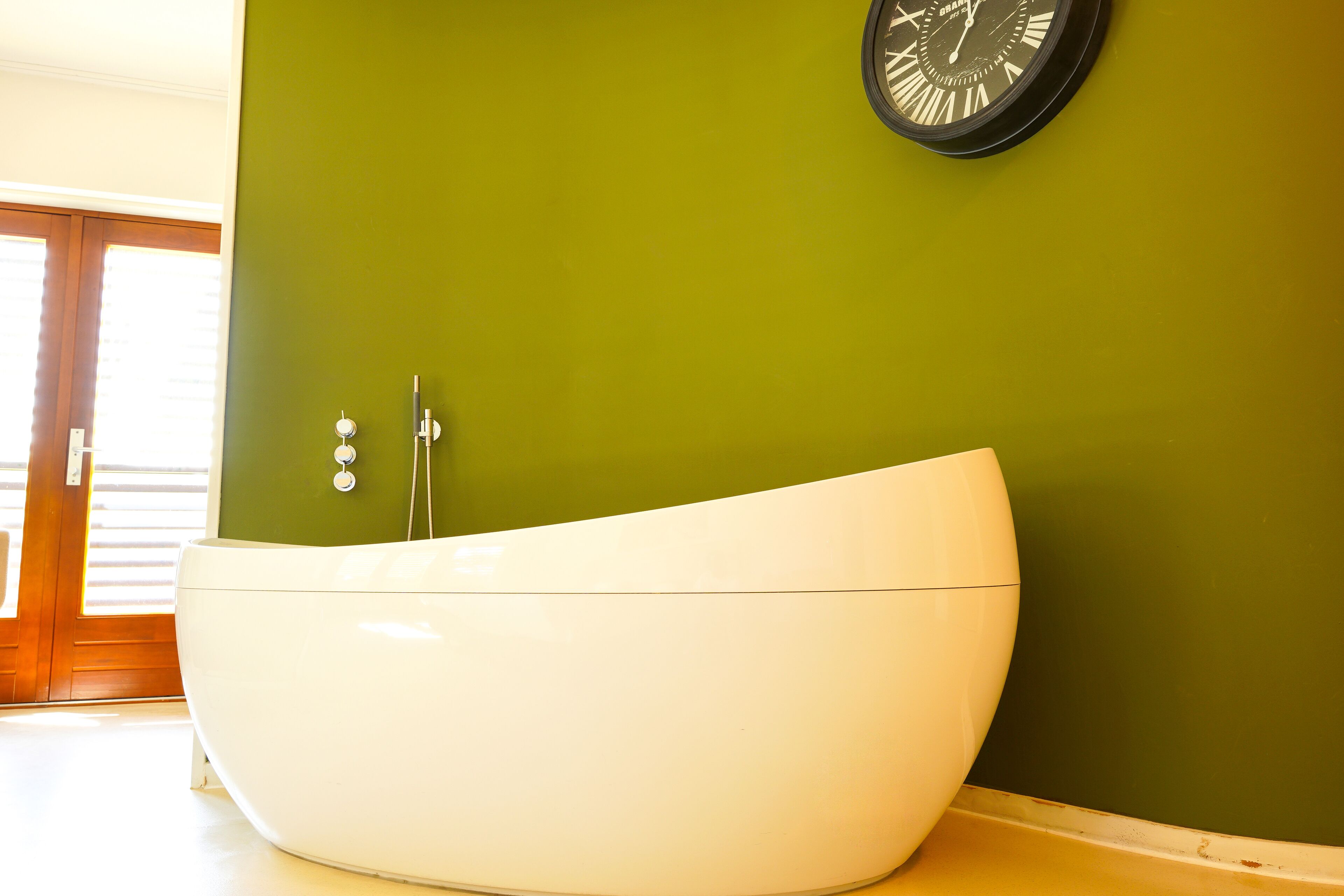 executive room | bathroom | separate bathtub and shower, deep-soaking bathtub, free toiletries