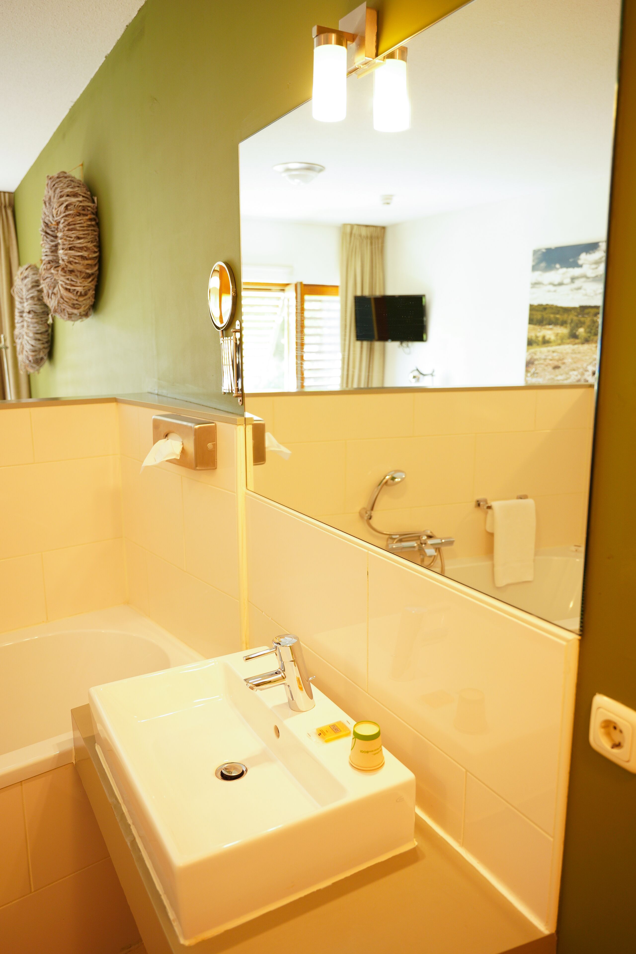 deluxe room | 1 bedroom, in-room safe, desk, laptop workspace