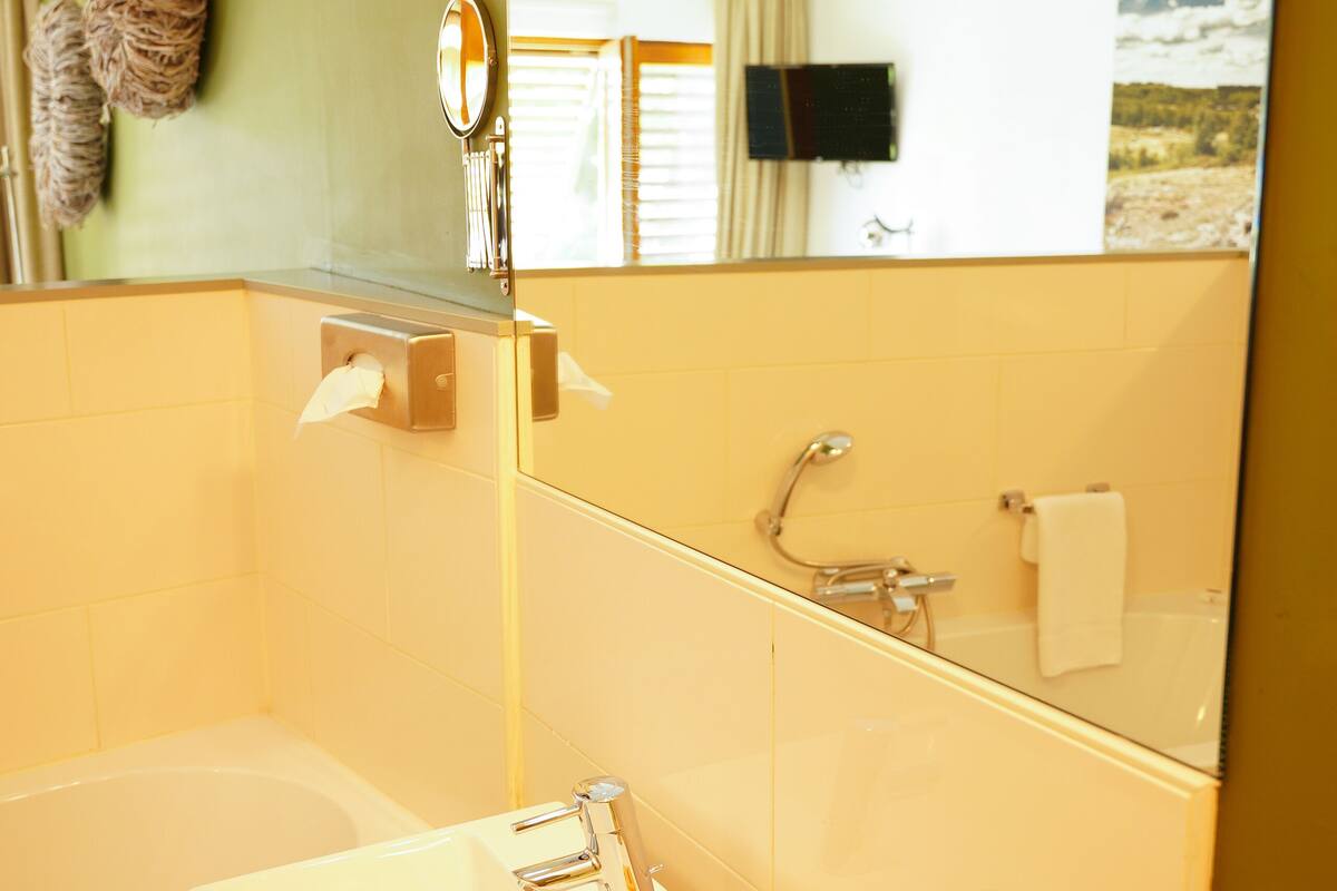 deluxe room | 1 bedroom, in-room safe, desk, laptop workspace