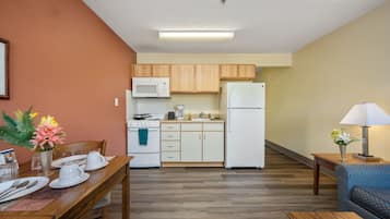 Suite, 1 Queen Bed | Private kitchen