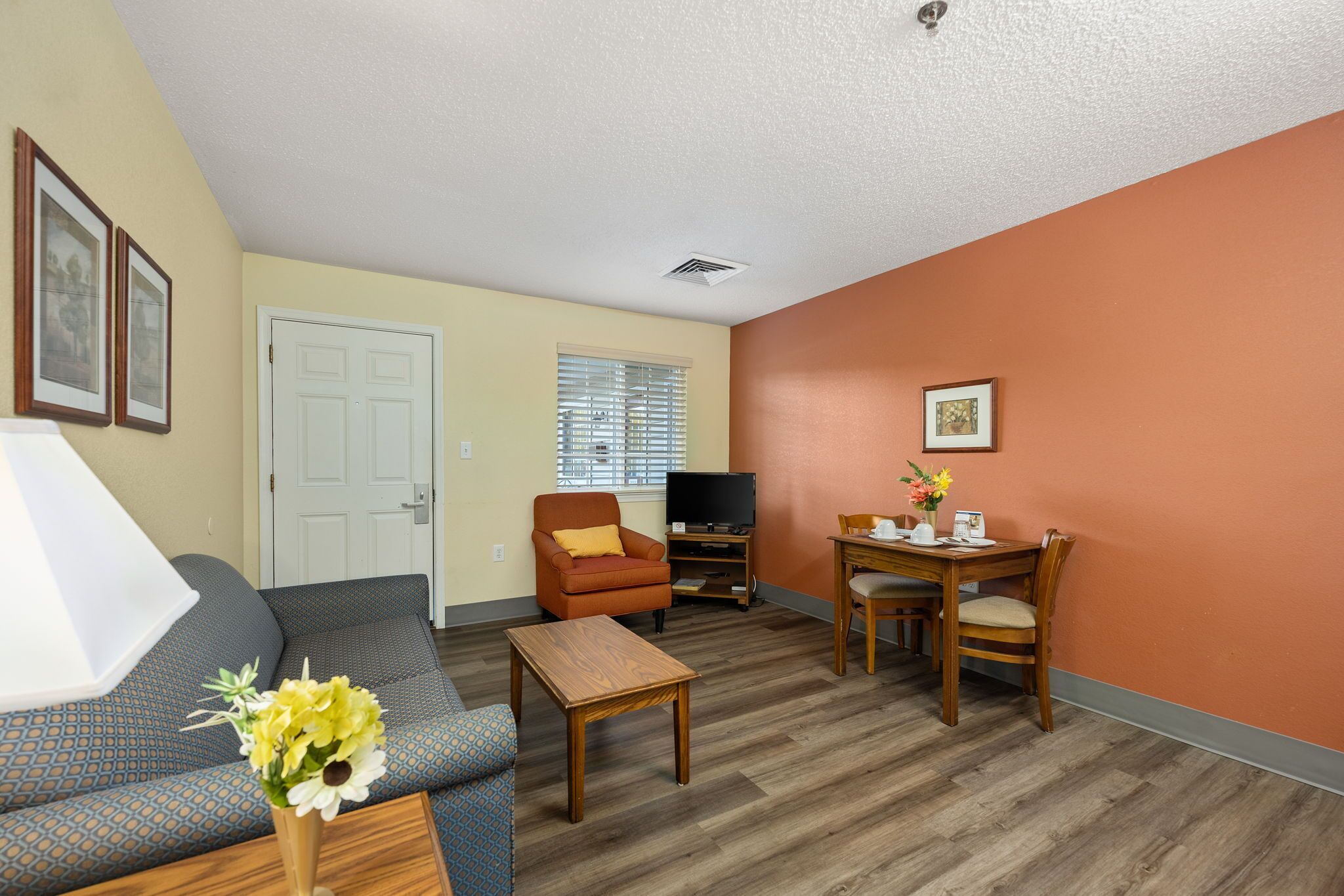 suite, 1 queen bed | iron/ironing board, free wifi, alarm clocks