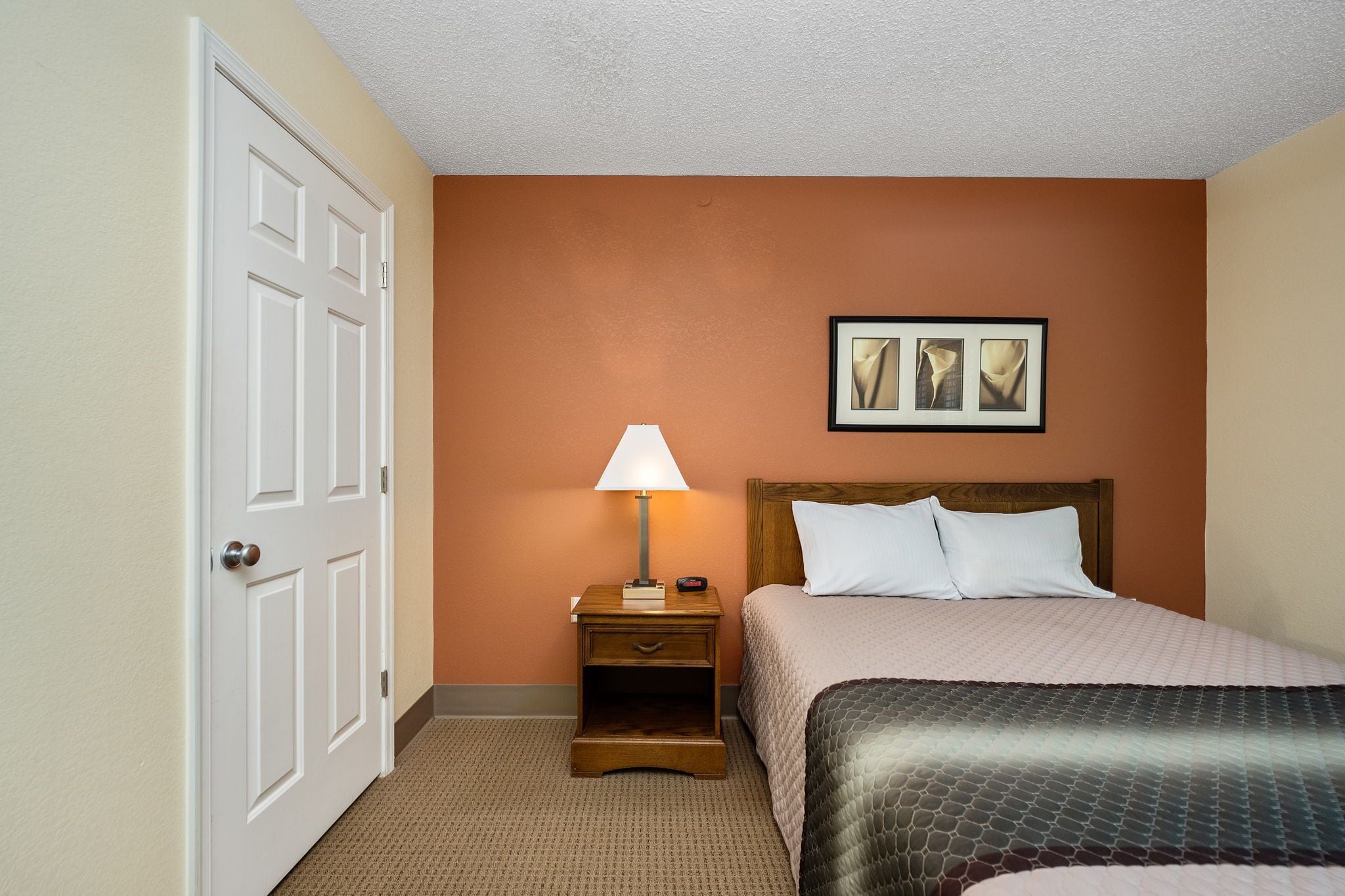 suite, 1 queen bed | iron/ironing board, free wifi, alarm clocks