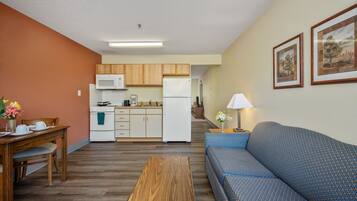 Suite, 1 letto queen | Ferro/asse da stiro, Wi-Fi gratuito, orologio con sveglia