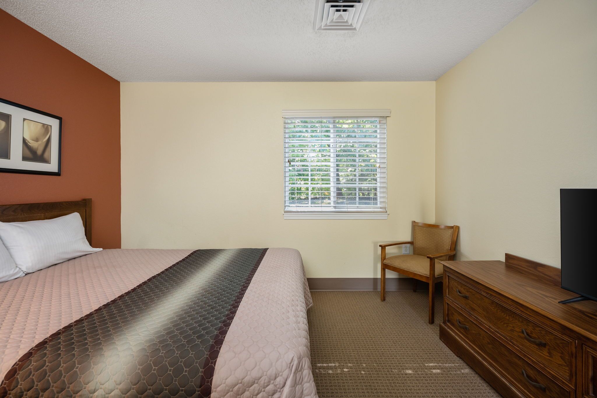 suite, 1 queen bed | iron/ironing board, free wifi, alarm clocks