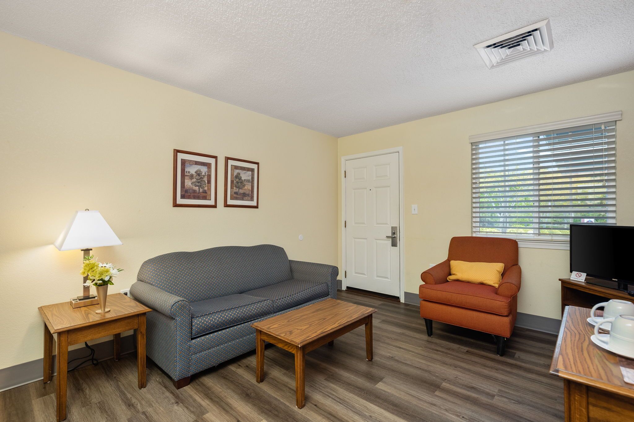 suite, 1 queen bed | living area | 32-inch lcd tv with cable channels, tv, dvd player