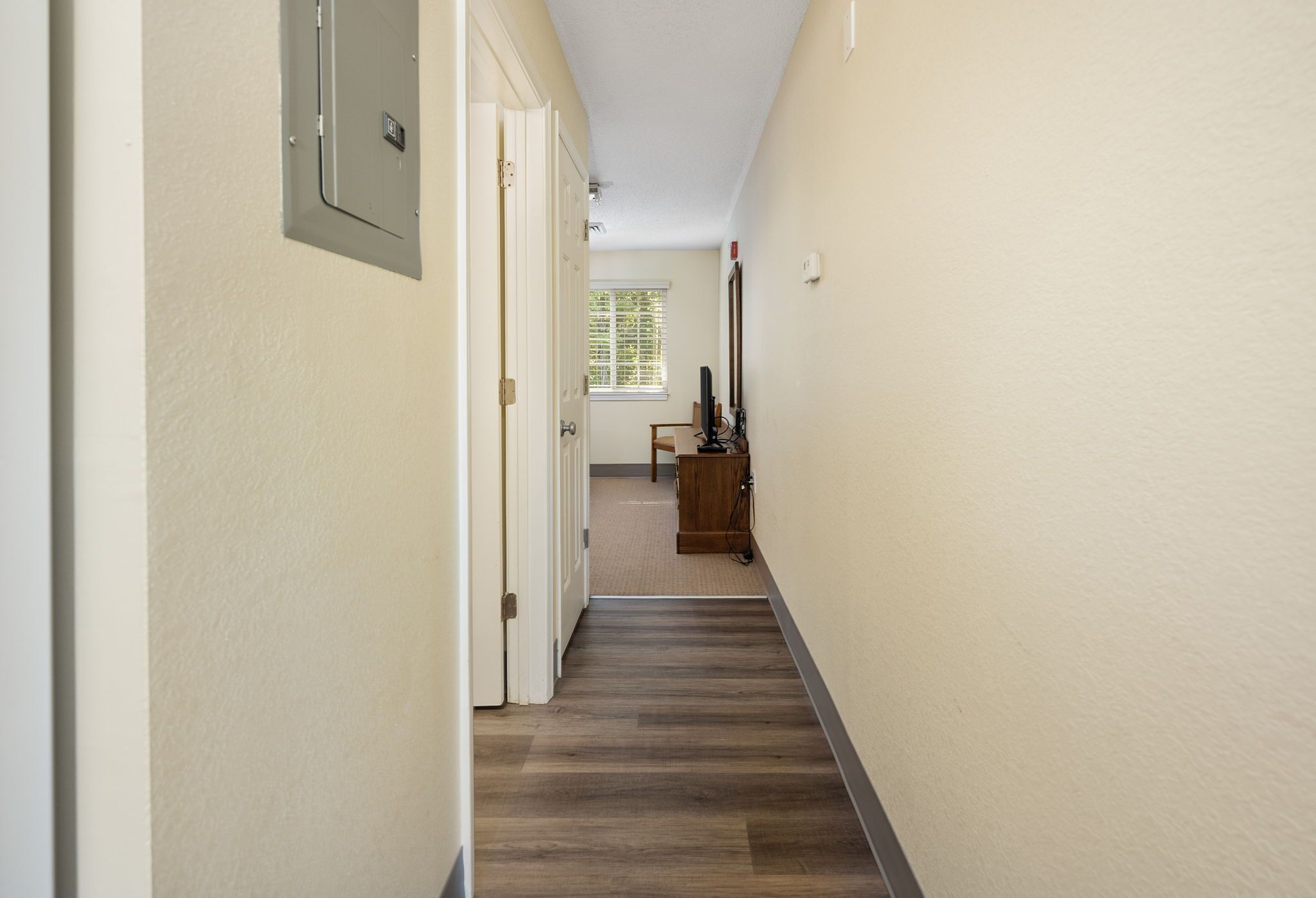 suite, 1 queen bed | iron/ironing board, free wifi, alarm clocks