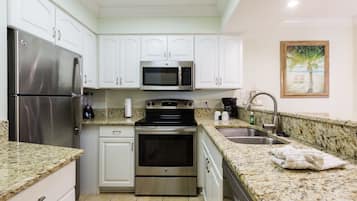 Room, 2 Bedrooms | Private kitchen