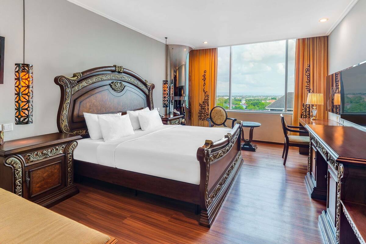 Deluxe kamer, 1 kingsize bed | 1 slaapkamer, luxe beddengoed, donsdekens, een minibar