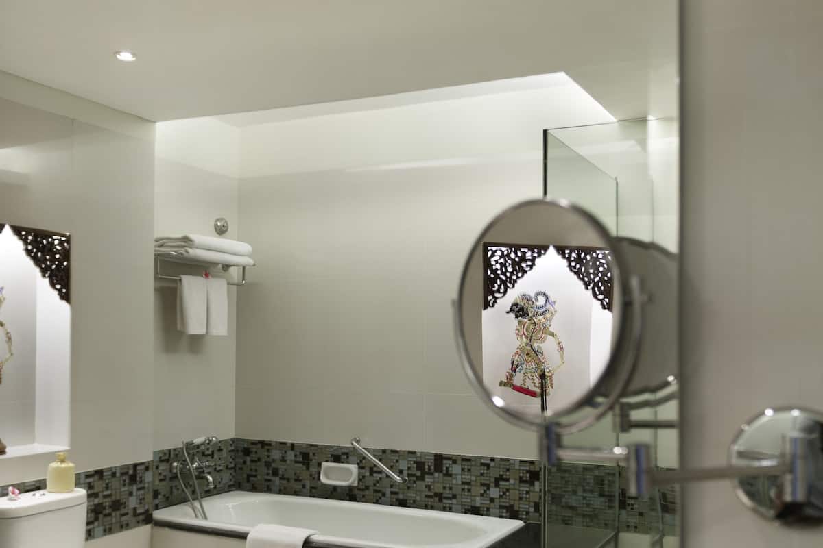 Combined shower/tub, deep soaking tub, eco-friendly toiletries