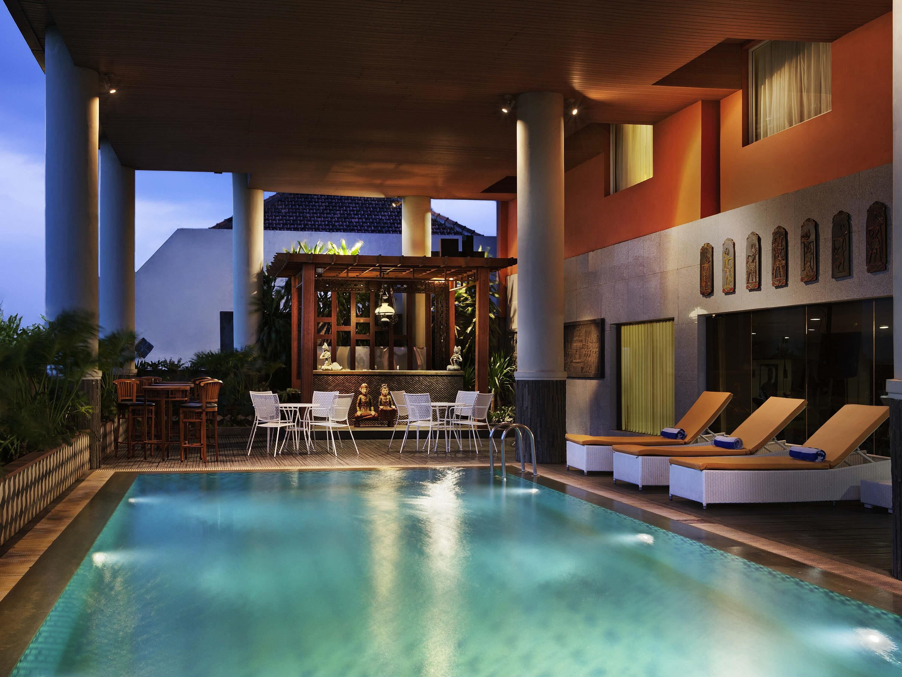 Una piscina al aire libre