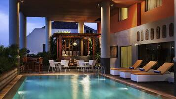 Una piscina al aire libre