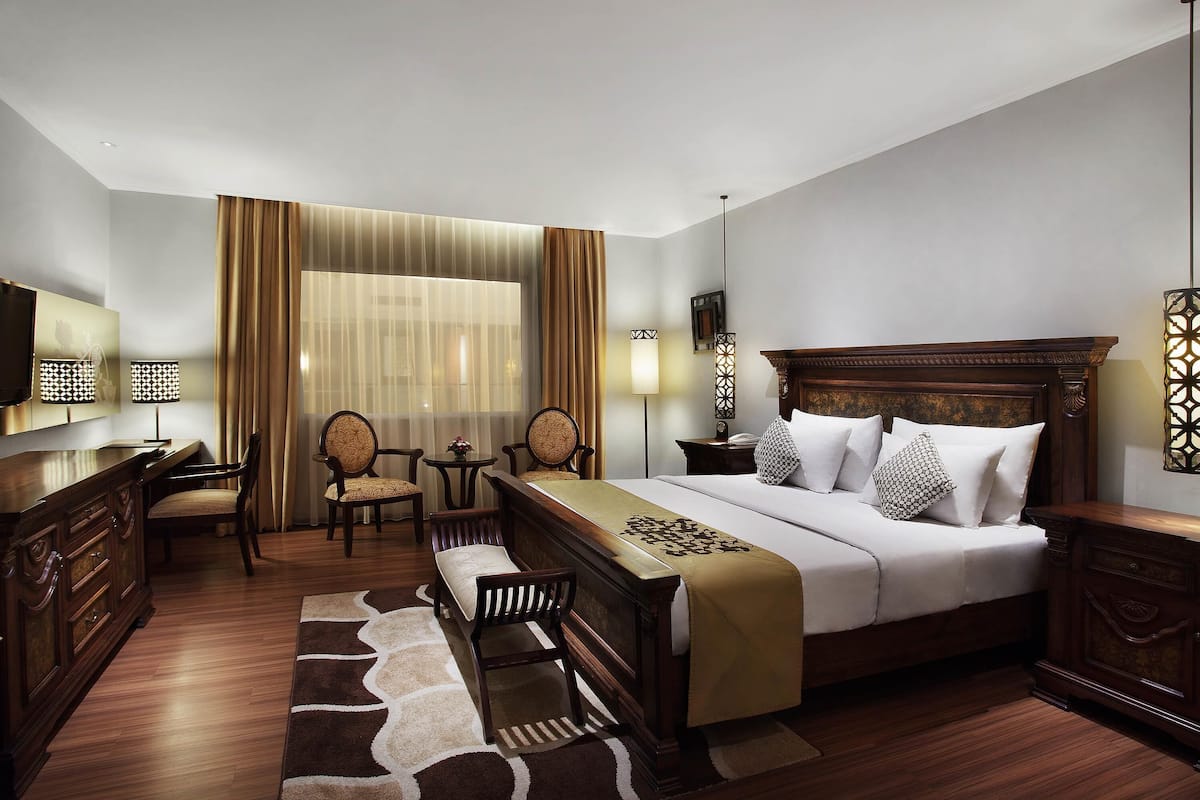 executive room, 1 king bed | 1 bedroom, premium bedding, down duvets, minibar