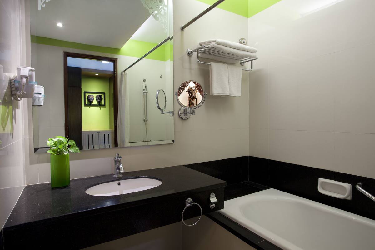 combined shower/bathtub, deep-soaking bathtub, eco-friendly toiletries