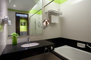 Combined shower/bathtub, deep-soaking bathtub, eco-friendly toiletries - The Royal Surakarta Heritage - Handwritten Collection (Surakarta)