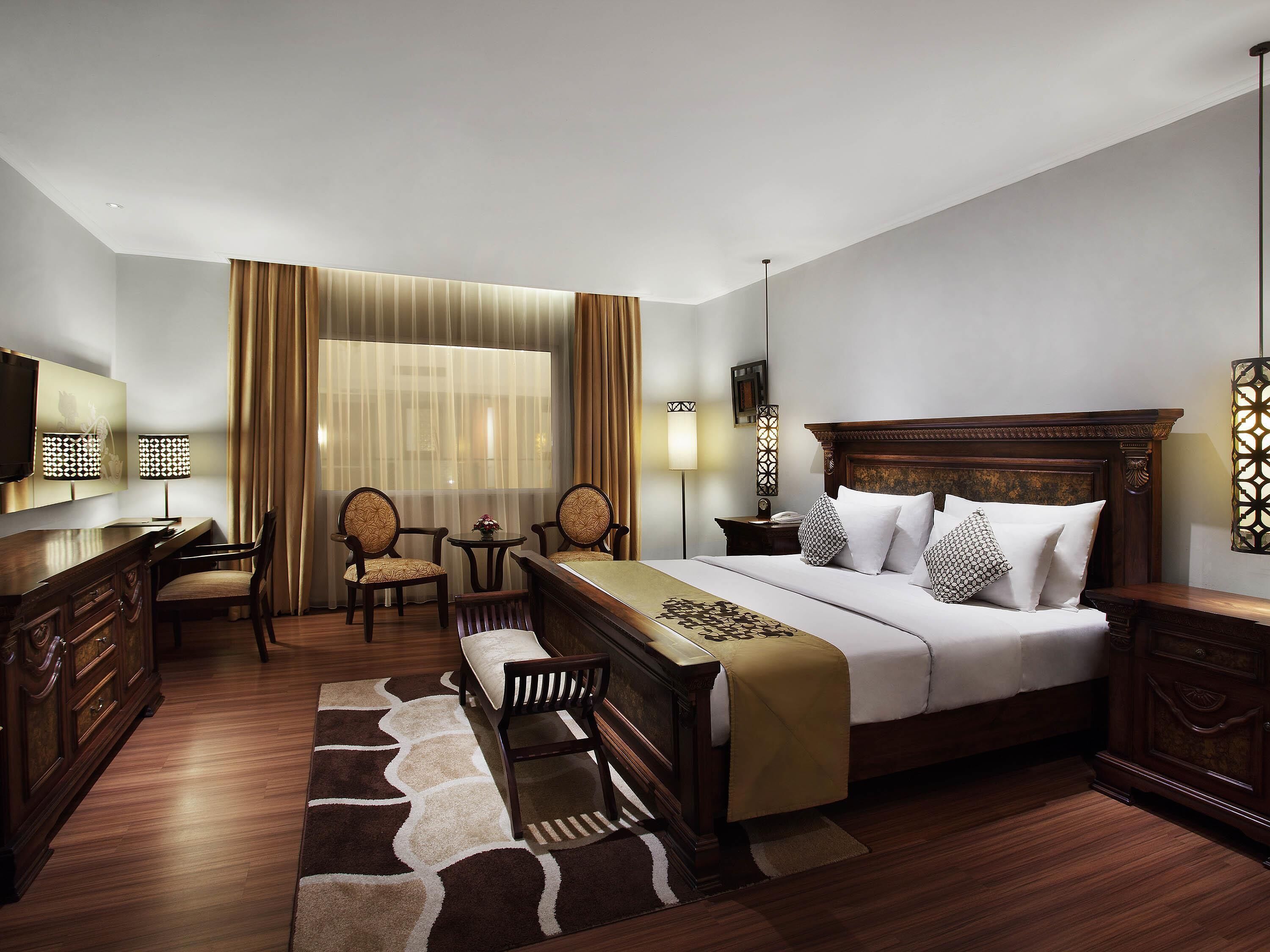 Quarto executivo, 1 cama King | Roupas de cama premium, edredons de pluma, frigobar, cofres nos quartos