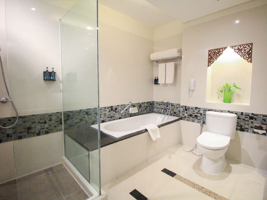 Executive Suite, 1 King Bed | Bathroom