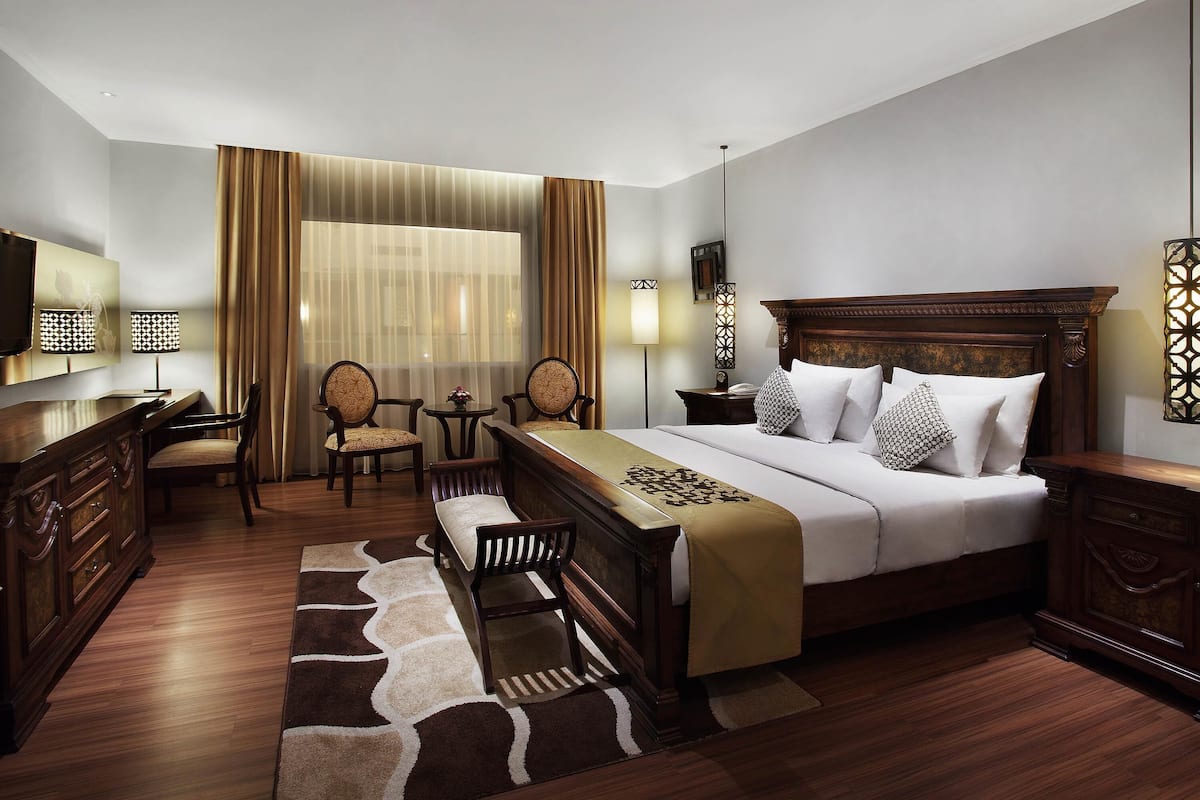 Executive Room, 1 King Bed | Premium bedding, down comforters, minibar, in-room safe