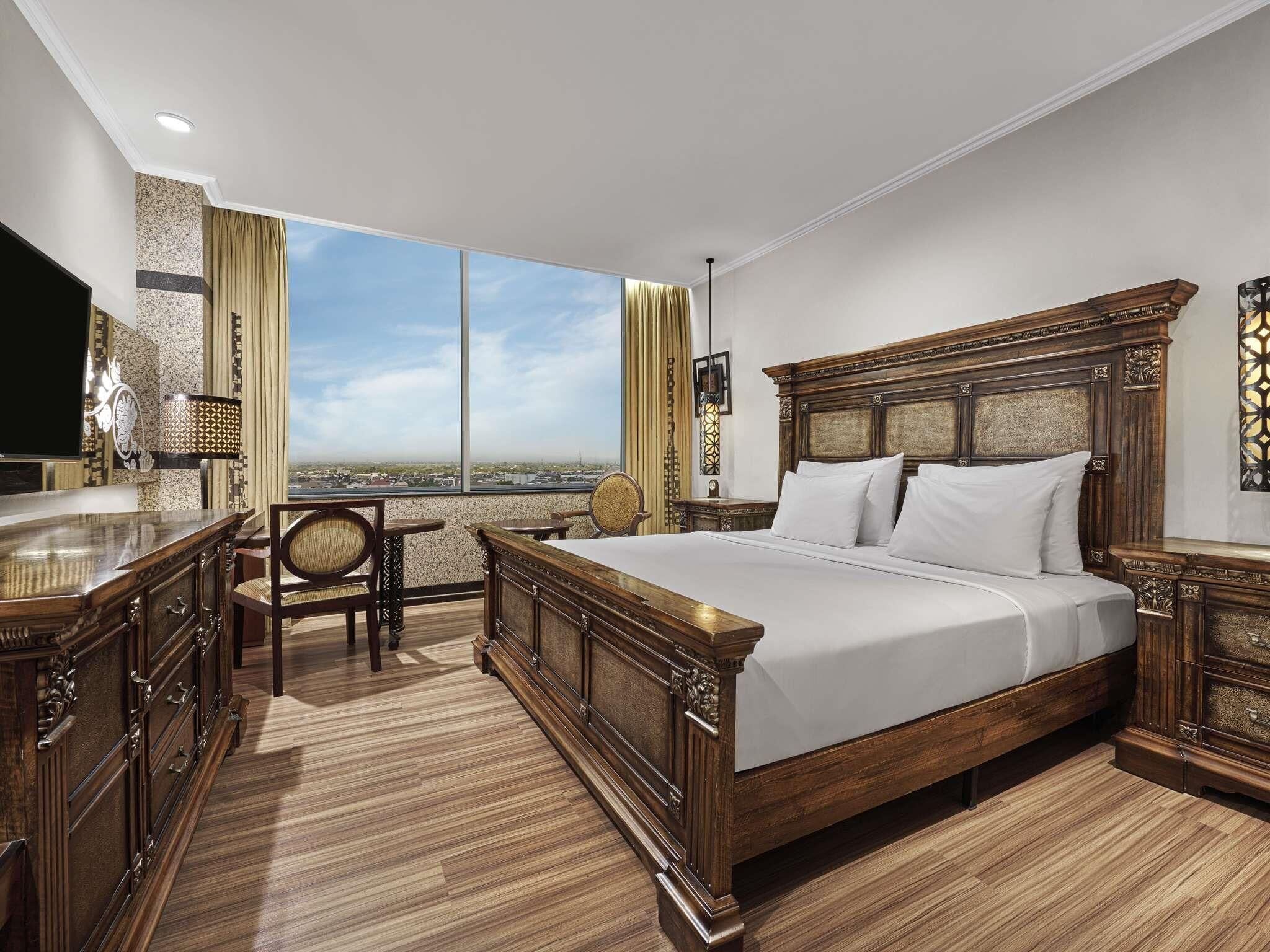 Habitación superior, 1 cama King size | Ropa de cama de alta calidad, edredón y minibar 