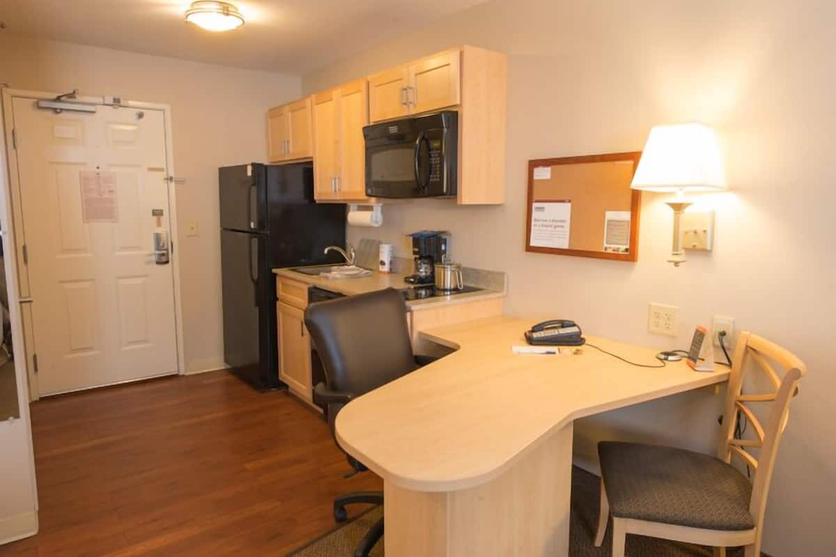 studio suite, 1 double bed | 1 bedroom, premium bedding, in-room safe, desk