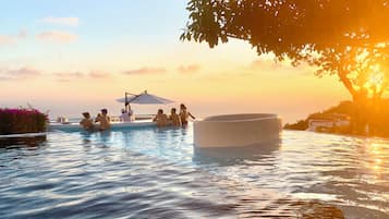 Utomhuspool, öppet 08.00 till 20.00, parasoller och solstolar