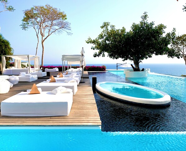 室外游泳池，08:00 至 20:00 开放，池畔遮阳伞，日光浴躺椅