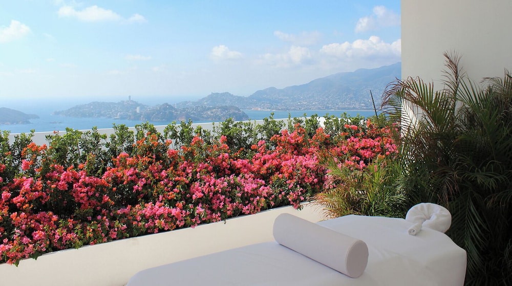 Encanto Acapulco by null