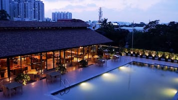 Hồ bơi ngoài trời