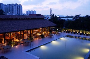 Una piscina al aire libre