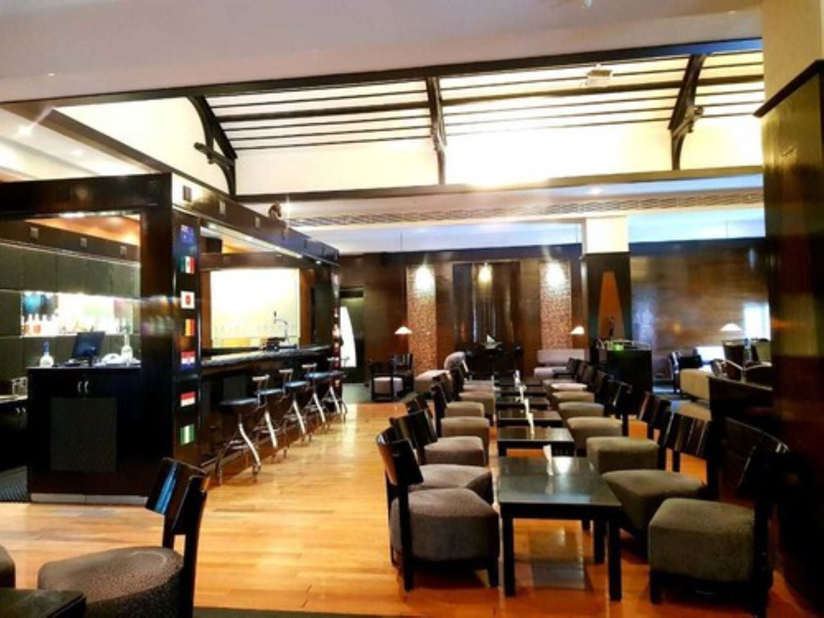 2 bars/lounges, lobby lounge