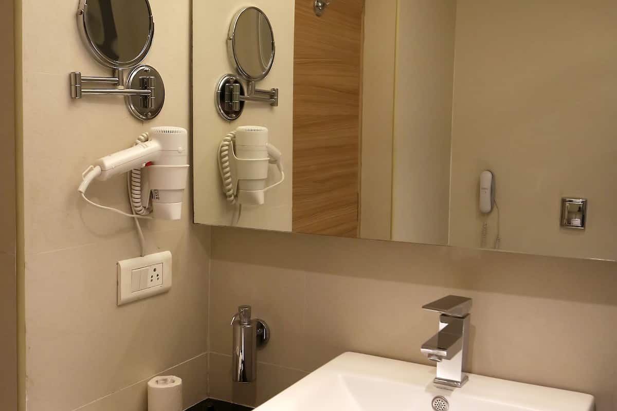 shower, rainfall showerhead, free toiletries, hair dryer