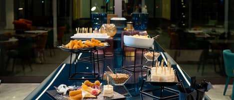 Serveert lunch, diner, Italiaanse gerechten, uitzicht op de golfbaan