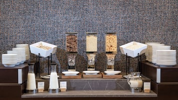 Bữa sáng buffet hàng ngày (12 EUR/mỗi người)