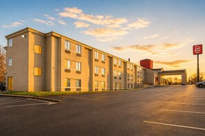 A Red Roof Inn with a parking lot and a building with multiple windows and a flat roof. - Red Roof Inn Branson (Branson)