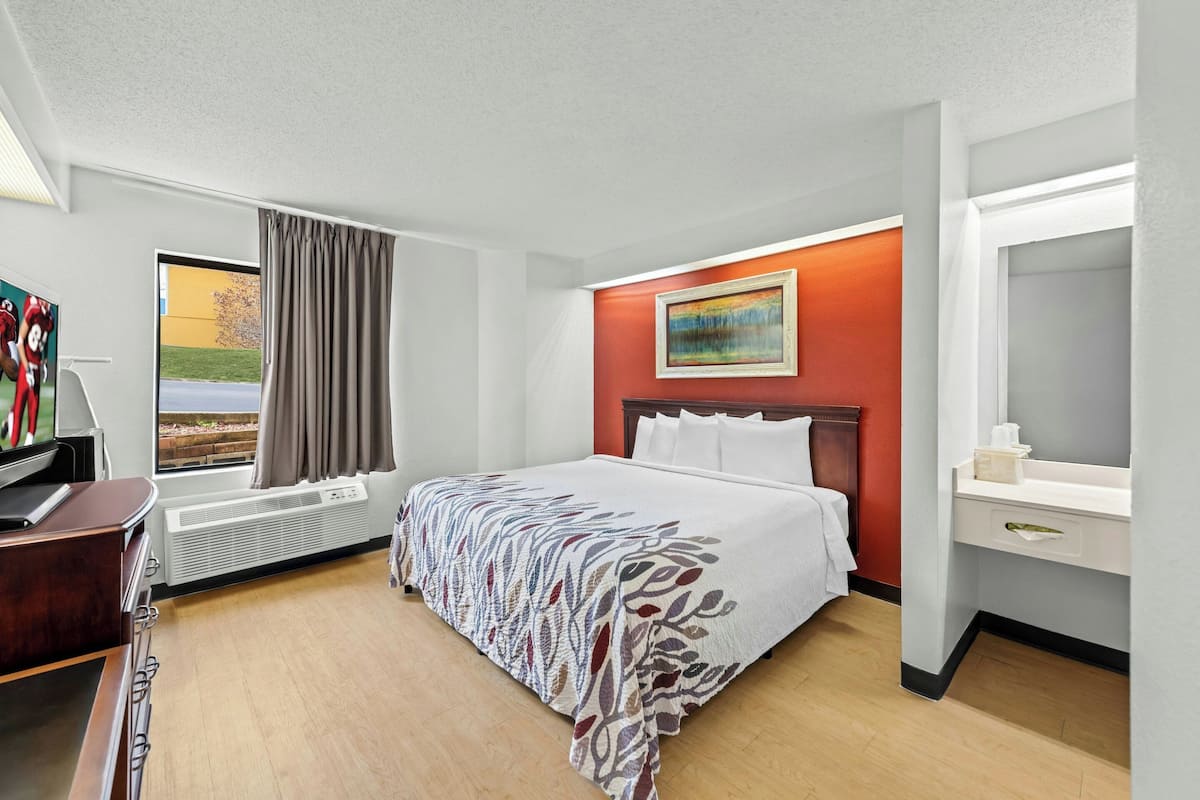 Superior Room, 1 King Bed, Non Smoking | Desk, blackout drapes, free cribs/infant beds, free WiFi