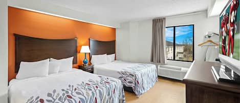 Escritorio, cortinas blackout, cunas gratuitas y wifi gratis