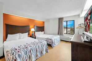 Desk, blackout drapes, free cribs/infant beds, free WiFi - Red Roof Inn Branson (Branson)