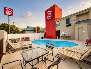 Seasonal outdoor pool, open 9:00 AM to 9:00 PM, pool umbrellas - Red Roof Inn Branson (Branson)