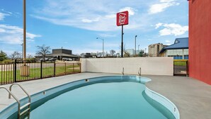 Seasonal outdoor pool, open 9:00 AM to 9:00 PM, pool umbrellas - Red Roof Inn Branson (Branson)