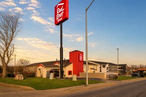Property entrance - Red Roof Inn Branson (Branson)