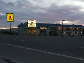 A motel with a sign for National 9 Inn and a sign for Mount Nebo. - National 9 - Nephi 9 Inn (Nephi)