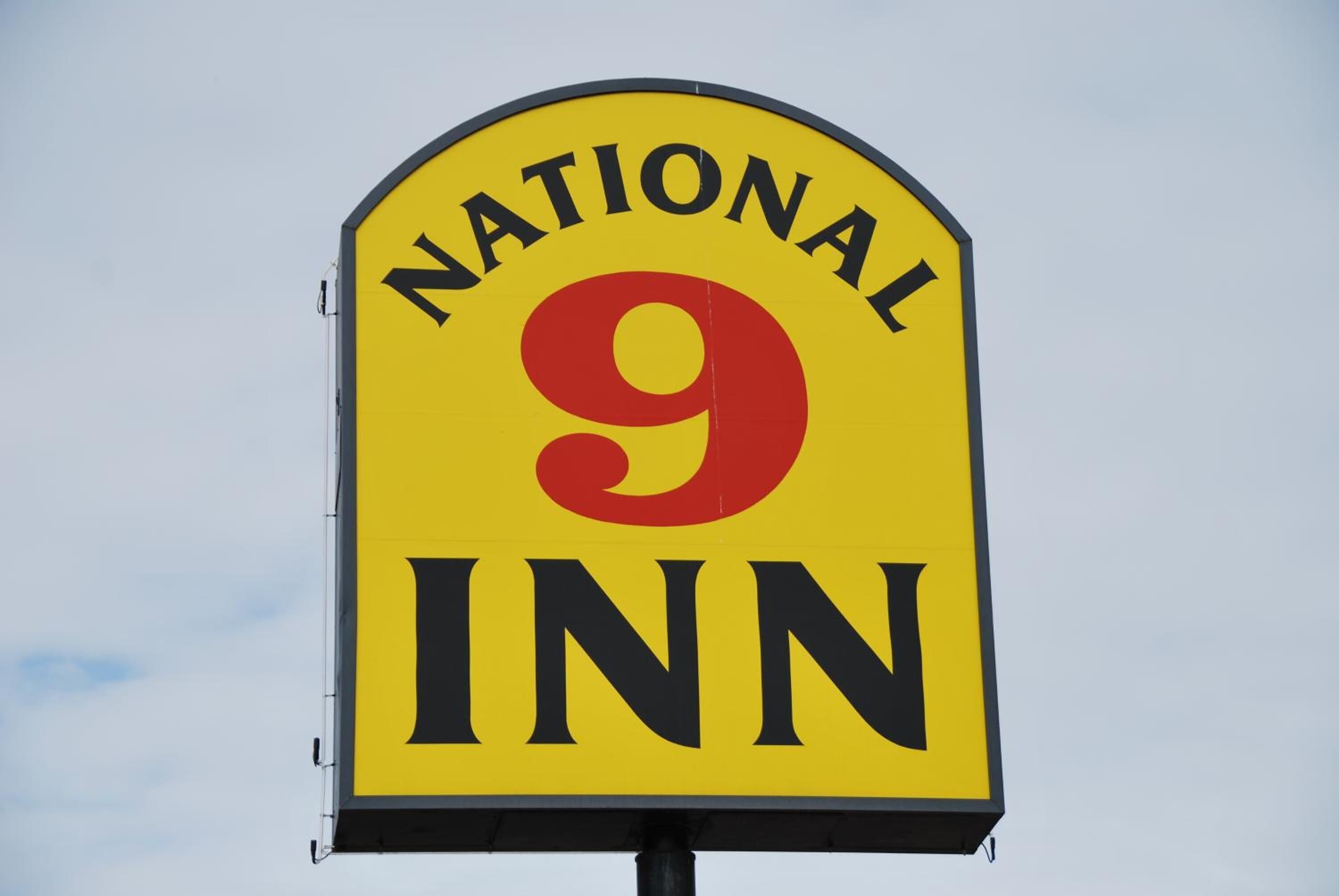 Señal de un National 9 Inn.