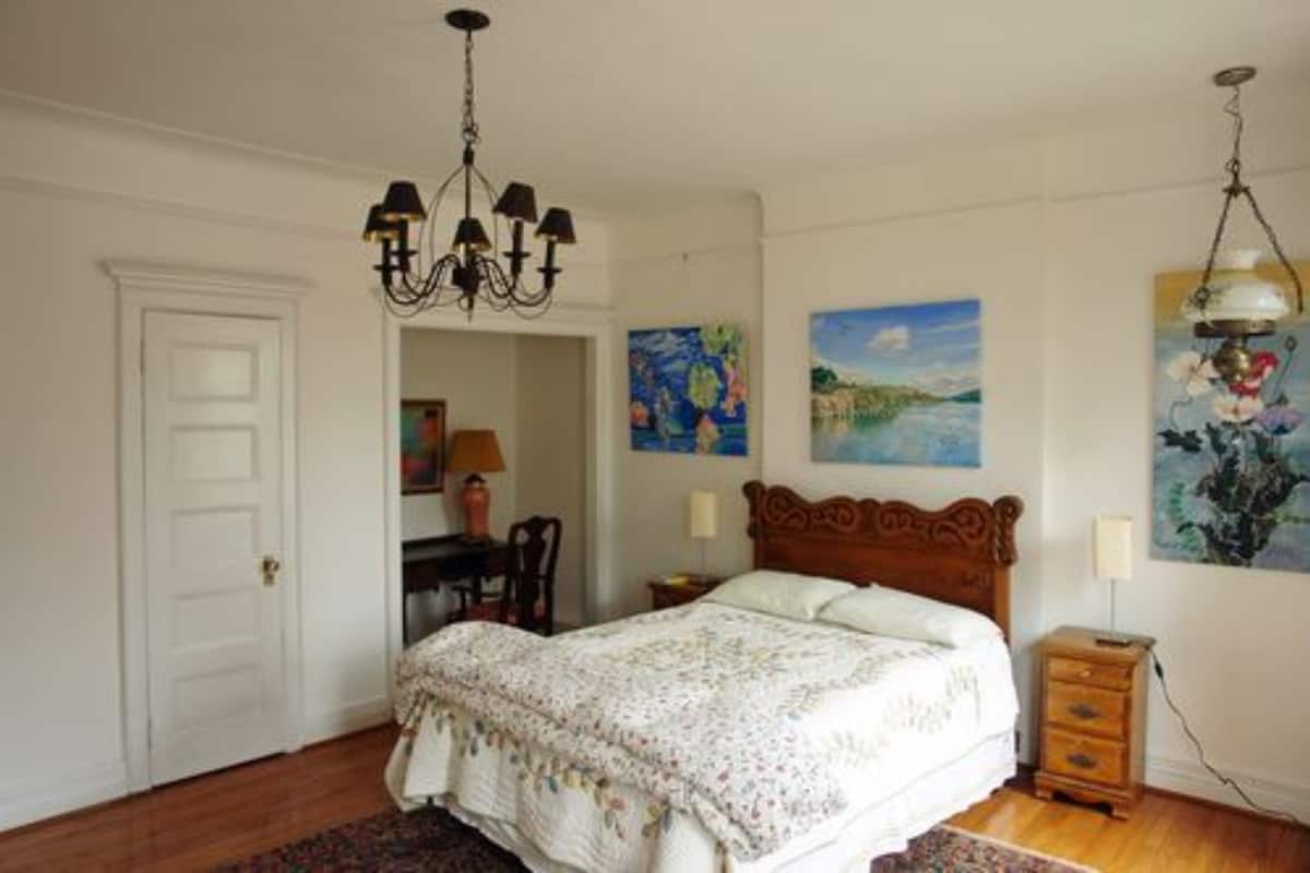 1 غرفة نوم وأغطية فراش متميزة ومكواة/لوح كي وواي فاي مجانًا