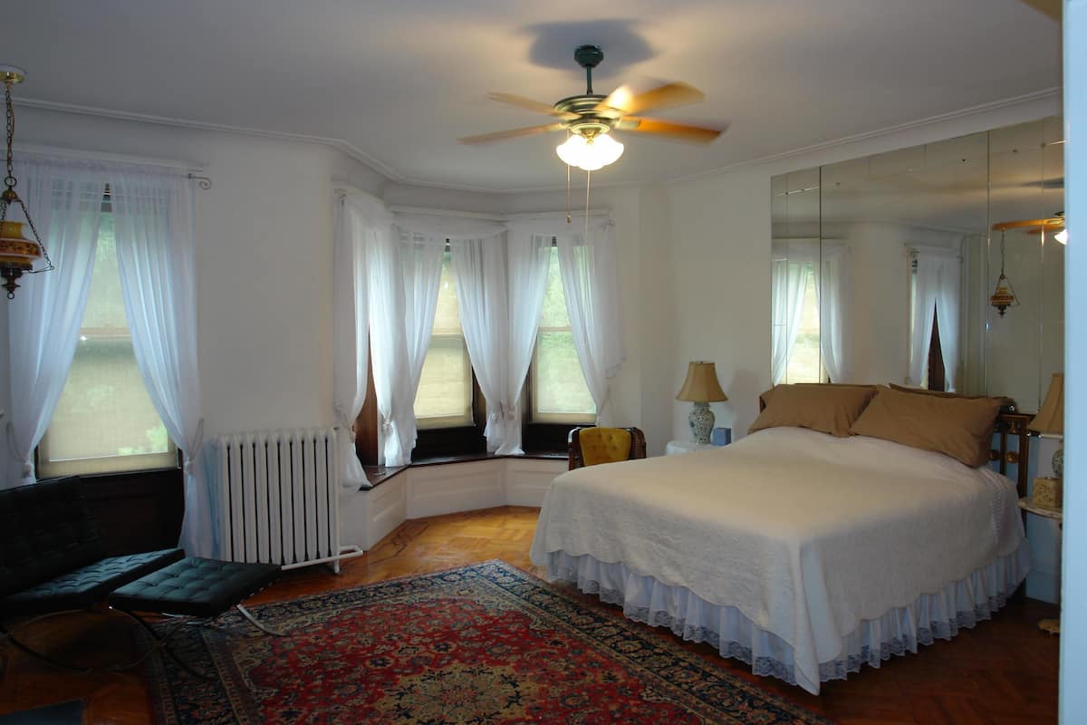 1 غرفة نوم وأغطية فراش متميزة ومكواة/لوح كي وواي فاي مجانًا