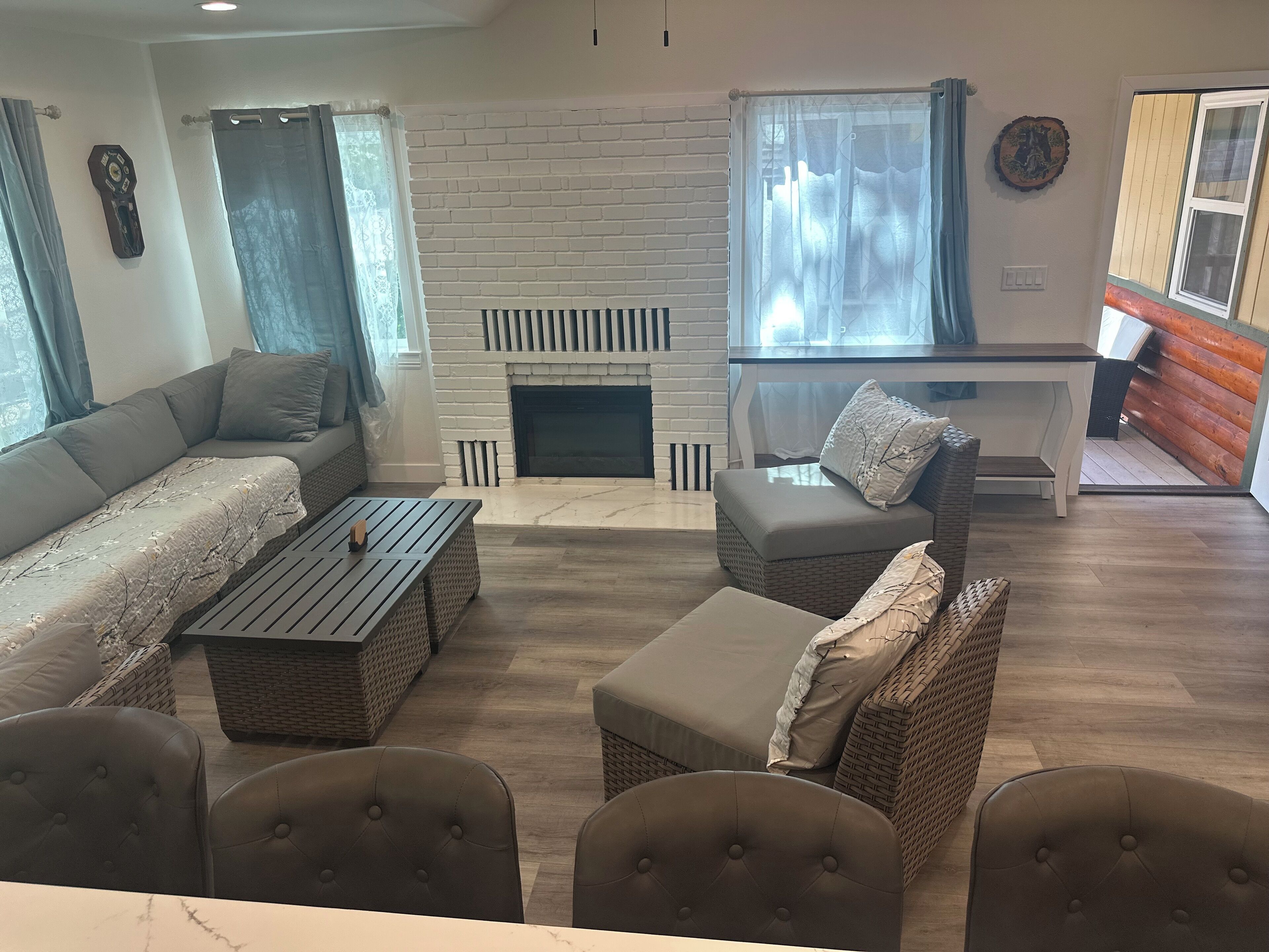 Kabin Keluarga, 2 kamar tidur, kamar mandi pribadi, pemandangan gunung (011 1Q 1k 1Trundle Bed) | Area keluarga | TV