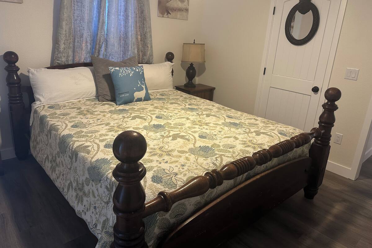 Cabin dành cho gia đình, 2 phòng ngủ, 2 phòng tắm, quang cảnh núi (011 1Q 1k 1Trundle Bed) | Truy cập Internet không dây miễn phí, bộ trải giường 