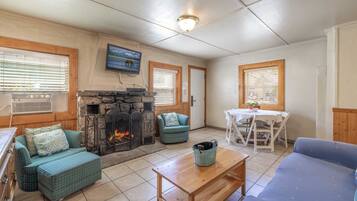 Family Cabin, Private Bathroom, Mountain View (027 2BRr 1Q 1F 1SS) | Living area | TV