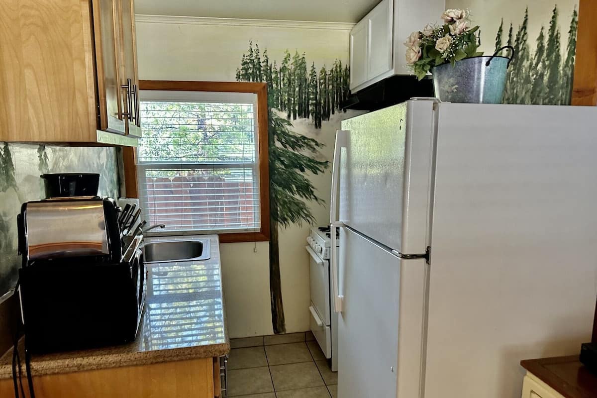 Refrigerador, microondas, servilletas de papel